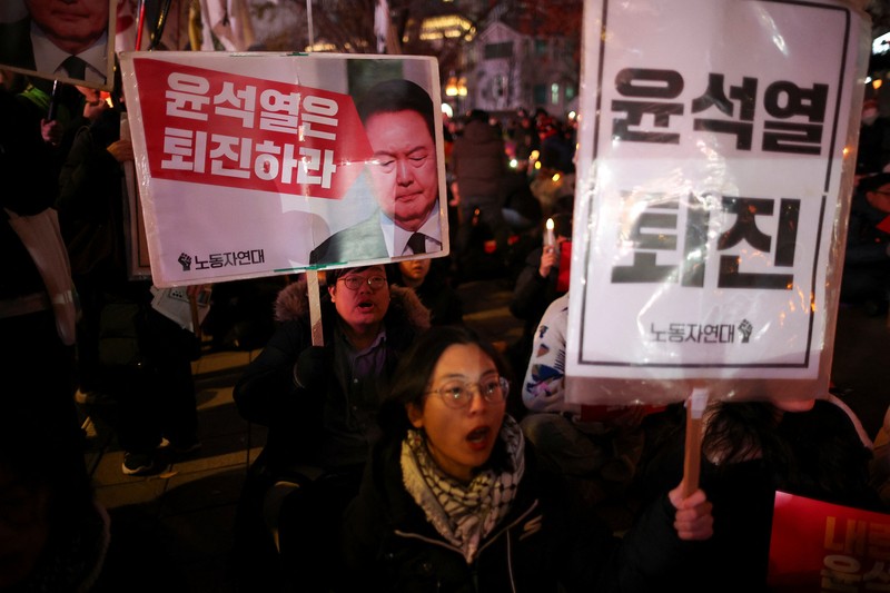 Warga menyalaka lilin saat mengahdiri aksi solidaritas yang mengecam pernyataan mendadak Presiden Korea Selatan Yoon Suk Yeol di Seoul, Korea Selatan, Rabu (4/12/2024). (REUTERS/Kim Kyung-Hoon) Warga menyalaka lilin saat mengahdiri aksi solidaritas yang mengecam pernyataan mendadak Presiden Korea Selatan Yoon Suk Yeol di Seoul, Korea Selatan, Rabu (4/12/2024). (REUTERS/Kim Kyung-Hoon)