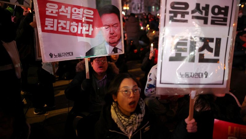 Warga menyalaka lilin saat mengahdiri aksi solidaritas yang mengecam pernyataan mendadak Presiden Korea Selatan Yoon Suk Yeol di Seoul, Korea Selatan, Rabu (4/12/2024). (REUTERS/Kim Kyung-Hoon)