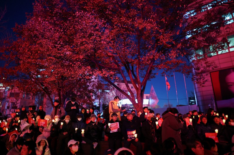 Warga menyalaka lilin saat mengahdiri aksi solidaritas yang mengecam pernyataan mendadak Presiden Korea Selatan Yoon Suk Yeol di Seoul, Korea Selatan, Rabu (4/12/2024). (REUTERS/Kim Kyung-Hoon) Warga menyalaka lilin saat mengahdiri aksi solidaritas yang mengecam pernyataan mendadak Presiden Korea Selatan Yoon Suk Yeol di Seoul, Korea Selatan, Rabu (4/12/2024). (REUTERS/Kim Kyung-Hoon)
