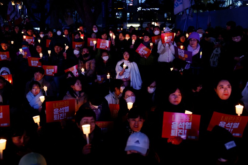 Warga menyalaka lilin saat mengahdiri aksi solidaritas yang mengecam pernyataan mendadak Presiden Korea Selatan Yoon Suk Yeol di Seoul, Korea Selatan, Rabu (4/12/2024). (REUTERS/Kim Kyung-Hoon) Warga menyalaka lilin saat mengahdiri aksi solidaritas yang mengecam pernyataan mendadak Presiden Korea Selatan Yoon Suk Yeol di Seoul, Korea Selatan, Rabu (4/12/2024). (REUTERS/Kim Kyung-Hoon)