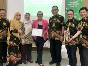 Shahnaz Haque dan 22 Orang Lulus Pelatihan Persiapan Lansia di FKUI