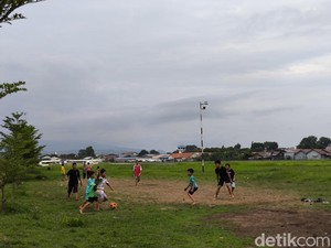 Saat Bandar Udara Penggung Mendadak Jadi Arena Sepakbola