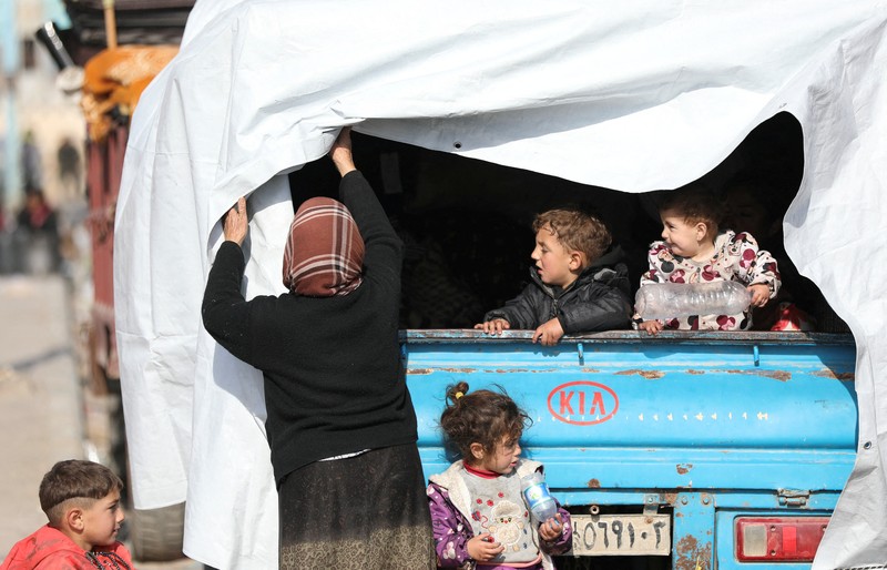 Orang-orang berkumpul di dekat tenda untuk para pengungsi yang melarikan diri dari pedesaan Aleppo, di Tabqa, Suriah, 4 Desember 2024. Orang-orang berkumpul di dekat tenda untuk para pengungsi yang melarikan diri dari pedesaan Aleppo, di Tabqa, Suriah, 4 Desember 2024. (REUTERS/Orhan Qereman)