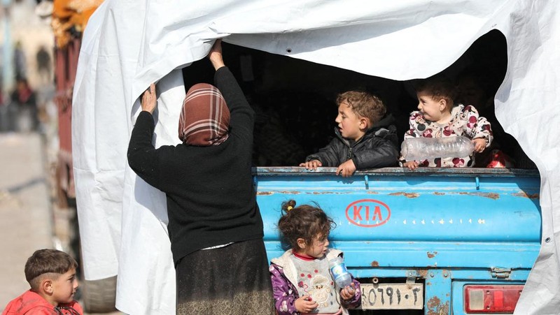 Orang-orang berkumpul di dekat tenda untuk para pengungsi yang melarikan diri dari pedesaan Aleppo, di Tabqa, Suriah, 4 Desember 2024. (REUTERS/Orhan Qereman)