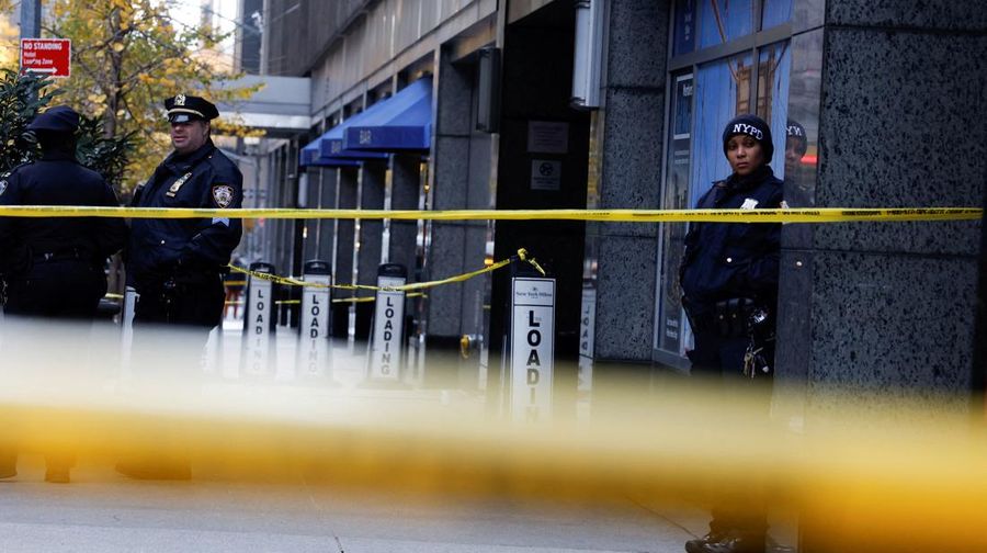 Gambar individu yang dicari terkait investigasi penembakan yang menewaskan Brian Thompson, CEO unit asuransi UnitedHealth, terlihat dalam gambar diam dari video pengawasan yang diambil di luar sebuah hotel di kawasan Manhattan, New York City, AS, 4 Desember 2024. (Handout via REUTERS)