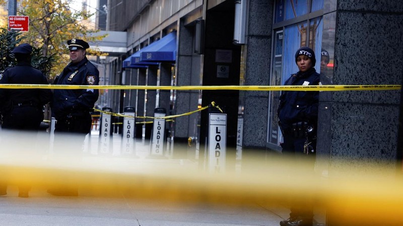 Gambar individu yang dicari terkait investigasi penembakan yang menewaskan Brian Thompson, CEO unit asuransi UnitedHealth, terlihat dalam gambar diam dari video pengawasan yang diambil di luar sebuah hotel di kawasan Manhattan, New York City, AS, 4 Desember 2024. (Handout via REUTERS)