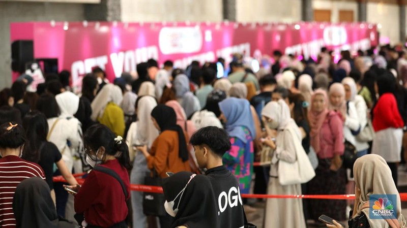 Antusias panjang pengunjung di acara Jakarta X Beauty 2024 di Jakarta Convention Center (JCC), Senayan, Jakarta, Kamis (5/12/2024). (CNBC Indonesia/Tri Susilo)