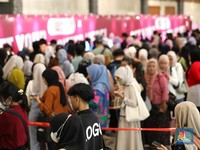 Antusias panjang pengunjung di acara Jakarta X Beauty 2024 di Jakarta Convention Center (JCC), Senayan, Jakarta, Kamis (5/12/2024). (CNBC Indonesia/Tri Susilo)