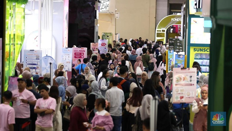 Antusias panjang pengunjung di acara Jakarta X Beauty 2024 di Jakarta Convention Center (JCC), Senayan, Jakarta, Kamis (5/12/2024). (CNBC Indonesia/Tri Susilo)