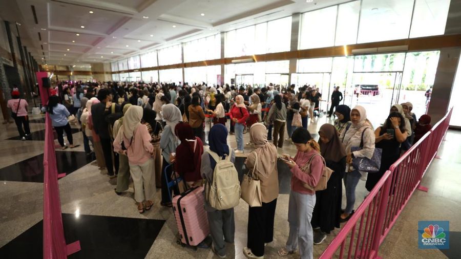 Sejumlah warga membawa koper di acara Jakarta X Beauty 2024 di Jakarta Convention Center (JCC), Senayan, Jakarta, Kamis (5/12/2024). (CNBC Indonesia/Tri Susilo)