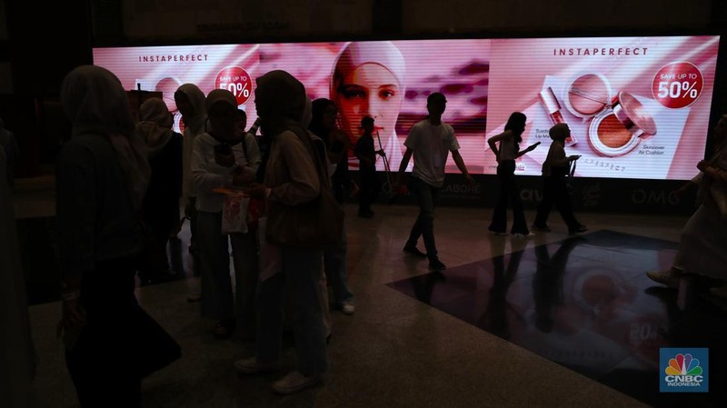 Antusias panjang pengunjung di acara Jakarta X Beauty 2024 di Jakarta Convention Center (JCC), Senayan, Jakarta, Kamis (5/12/2024). (CNBC Indonesia/Tri Susilo)