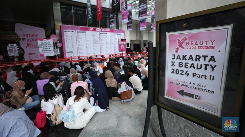 Antusias panjang pengunjung di acara Jakarta X Beauty 2024 di Jakarta Convention Center (JCC), Senayan, Jakarta, Kamis (5/12/2024). (CNBC Indonesia/Tri Susilo)