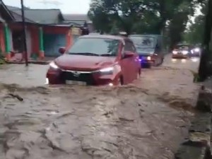 Jalan Raya Dander-Temayang Bojonegoro Banjir Akibat Air Hujan dari Hutan