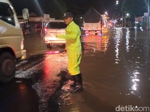 Lalin Merayap di Jalur Arteri Saradan Madiun gegara Banjir