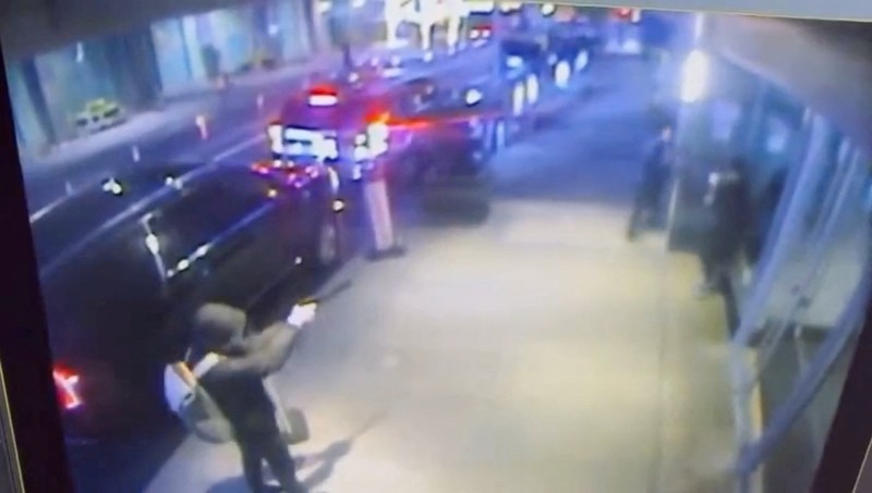 Gambar individu yang dicari terkait investigasi penembakan yang menewaskan Brian Thompson, CEO unit asuransi UnitedHealth, terlihat dalam gambar diam dari video pengawasan yang diambil di luar sebuah hotel di kawasan Manhattan, New York City, AS, 4 Desember 2024. (Handout via REUTERS) Gambar individu yang dicari terkait investigasi penembakan yang menewaskan Brian Thompson, CEO unit asuransi UnitedHealth, terlihat dalam gambar diam dari video pengawasan yang diambil di luar sebuah hotel di kawasan Manhattan, New York City, AS, 4 Desember 2024. (Handout via REUTERS)