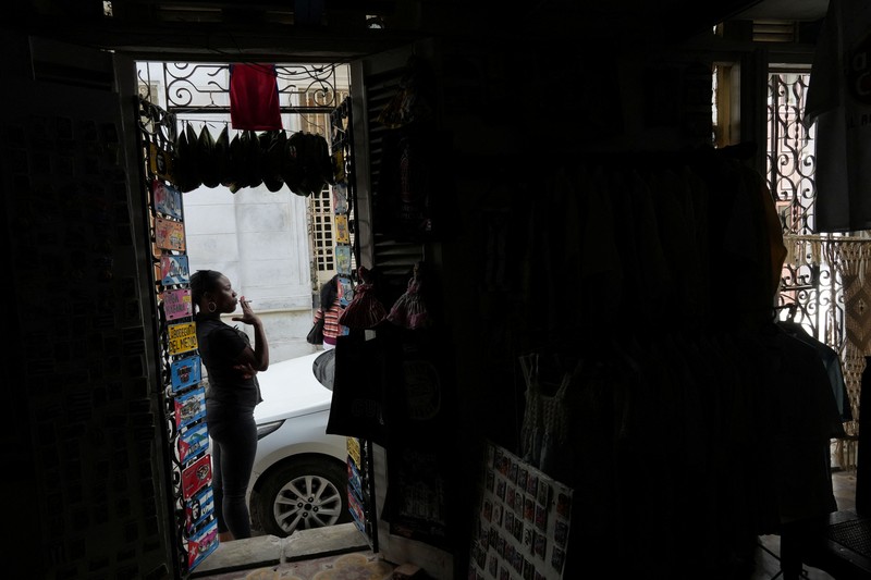 Jaringan listrik nasional di Kuba mati. (REUTERS/Alexandre Meneghini) Jaringan listrik nasional di Kuba mati. (REUTERS/Alexandre Meneghini)