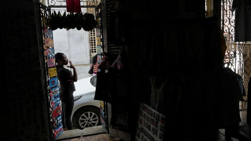 Jaringan listrik nasional di Kuba mati. (REUTERS/Alexandre Meneghini)