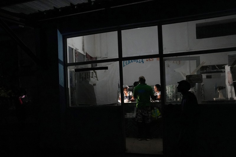 Jaringan listrik nasional di Kuba mati. (REUTERS/Alexandre Meneghini)