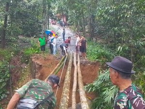 Jembatan Antarkampung di Jiput Pandeglang Ambruk Imbas Hujan Deras