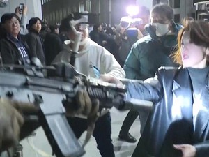 Kisah Berani Perempuan Rebut Senjata Tentara Korsel Saat Darurat Militer