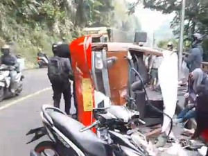 Angkot Terguling di Cadas Pangeran Sumedang, Sopir-Penumpang Terluka