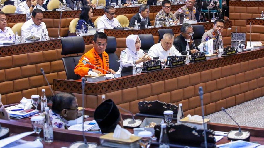Kepala BMKG Dwikorita Karnawati ikut rapat persiapan Nataru 2024/2025 di Komisi IV DPR RI. (Dok. BMKG)