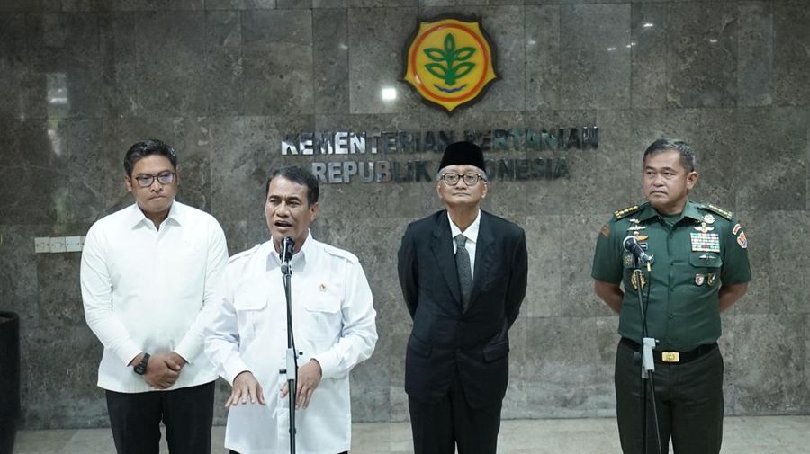 (kiri ke kanan) Wamentan Sudaryono, Mentan Amran Sulaiman, Menteri PU Dody Hanggodo, KASAD TNI Maruli Simanjuntak usai rapat membahas upaya swasembada pangan di kantor Kementan, Kamis (5/12/2024). (Dok Kementerian Pertanian)