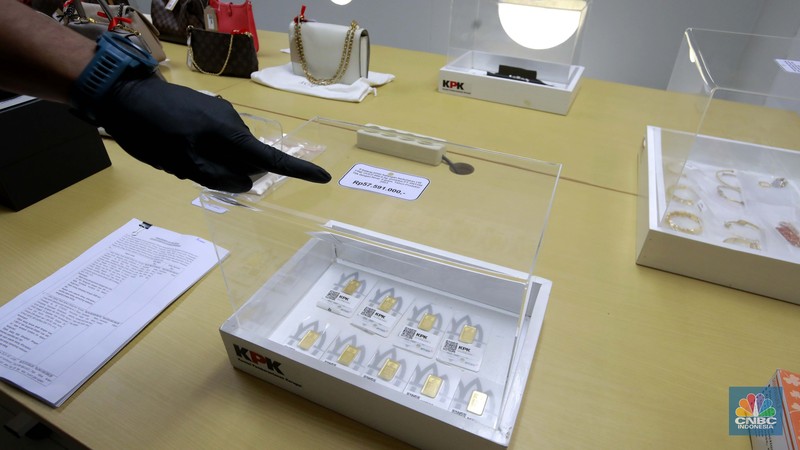 KPK mengadakan kegiatan Aanwijzing lelang barang rampasan dalam bentuk tas mewah hasil dari kasus-kasus korupsi di rumah penyimpanan benda sitaan dan barang rampasan (rupbasan), Kamis (5/12/2024). (CNBC Indonesia/Muhammad Sabki) KPK mengadakan kegiatan Aanwijzing lelang barang rampasan dalam bentuk tas mewah hasil dari kasus-kasus korupsi di rumah penyimpanan benda sitaan dan barang rampasan (rupbasan), Kamis (5/12/2024). (CNBC Indonesia/Muhammad Sabki)