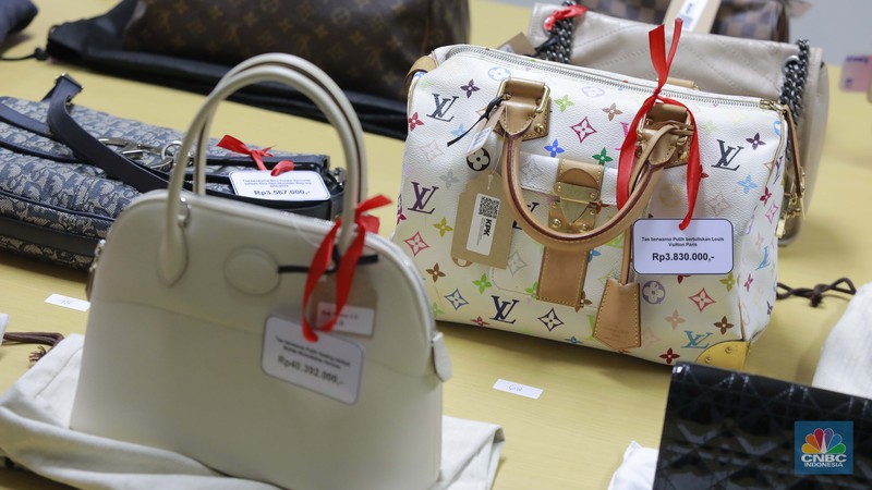 KPK mengadakan kegiatan Aanwijzing lelang barang rampasan dalam bentuk tas mewah hasil dari kasus-kasus korupsi di rumah penyimpanan benda sitaan dan barang rampasan (rupbasan), Kamis (5/12/2024). (CNBC Indonesia/Muhammad Sabki) KPK mengadakan kegiatan Aanwijzing lelang barang rampasan dalam bentuk tas mewah hasil dari kasus-kasus korupsi di rumah penyimpanan benda sitaan dan barang rampasan (rupbasan), Kamis (5/12/2024). (CNBC Indonesia/Muhammad Sabki)