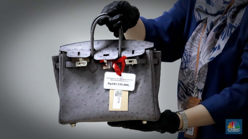 KPK mengadakan kegiatan Aanwijzing lelang barang rampasan dalam bentuk tas mewah hasil dari kasus-kasus korupsi di rumah penyimpanan benda sitaan dan barang rampasan (rupbasan), Kamis (5/12/2024). (CNBC Indonesia/Muhammad Sabki) KPK mengadakan kegiatan Aanwijzing lelang barang rampasan dalam bentuk tas mewah hasil dari kasus-kasus korupsi di rumah penyimpanan benda sitaan dan barang rampasan (rupbasan), Kamis (5/12/2024). (CNBC Indonesia/Muhammad Sabki)