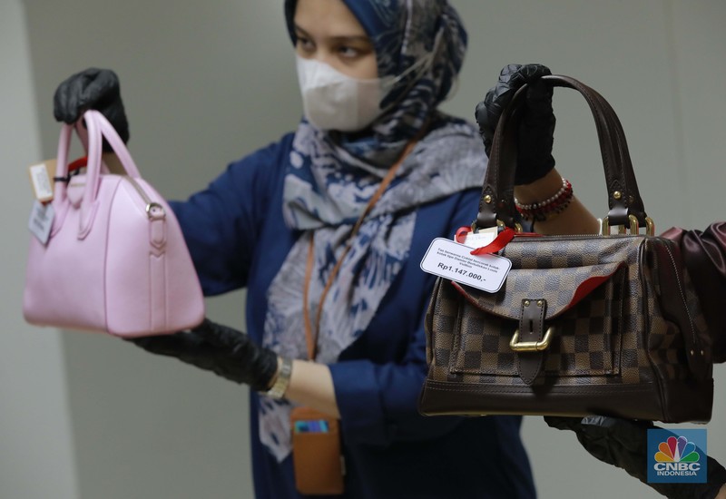 KPK mengadakan kegiatan Aanwijzing lelang barang rampasan dalam bentuk tas mewah hasil dari kasus-kasus korupsi di rumah penyimpanan benda sitaan dan barang rampasan (rupbasan), Kamis (5/12/2024). (CNBC Indonesia/Muhammad Sabki) KPK mengadakan kegiatan Aanwijzing lelang barang rampasan dalam bentuk tas mewah hasil dari kasus-kasus korupsi di rumah penyimpanan benda sitaan dan barang rampasan (rupbasan), Kamis (5/12/2024). (CNBC Indonesia/Muhammad Sabki)
