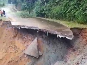 Jalan Menuju Wisata Negeri di Atas Awan Lebak Terputus Akibat Longsor
