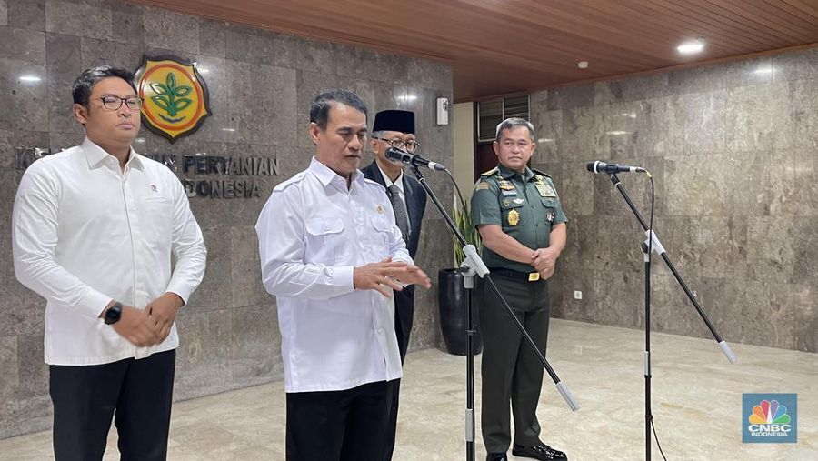 Menteri Pertanian Andi Amran Sulaiman di gedung Kementan Jakarta, Kamis (5/12). (CNBC Indonesia/Romys)