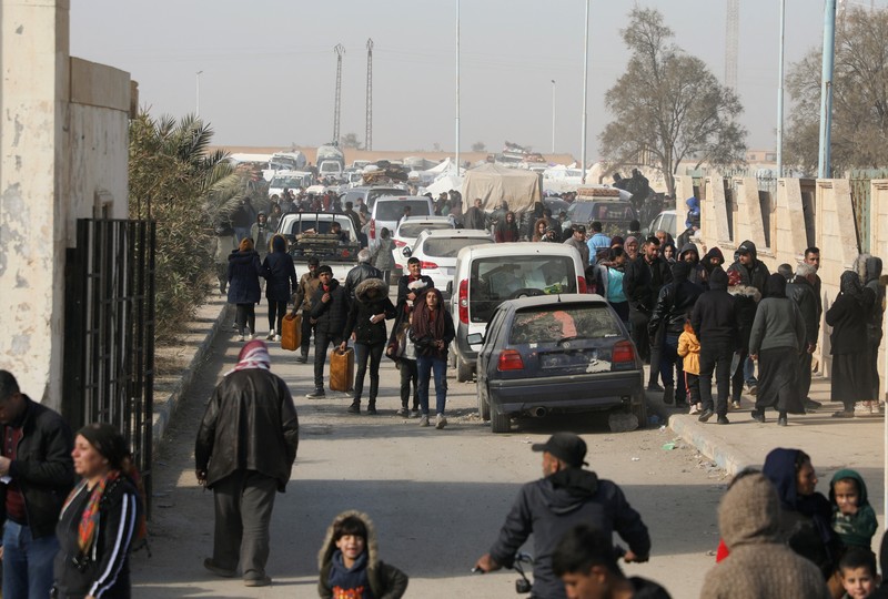 Orang-orang berkumpul di dekat tenda untuk para pengungsi yang melarikan diri dari pedesaan Aleppo, di Tabqa, Suriah, 4 Desember 2024. Orang-orang berkumpul di dekat tenda untuk para pengungsi yang melarikan diri dari pedesaan Aleppo, di Tabqa, Suriah, 4 Desember 2024. (REUTERS/Orhan Qereman)