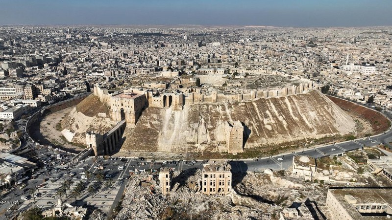 Pemandangan drone menunjukkan benteng kuno Aleppo, Suriah 3 Desember 2024. (REUTERS/Mahmoud Hasano)