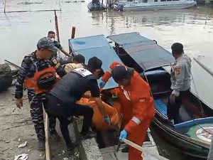 Mayat Pria dengan Tangan Terikat Rantai Ditemukan Mengapung di Sungai Musi