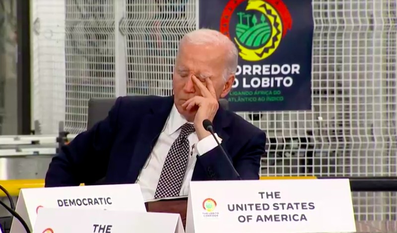 Presiden Amerika Serikat (AS), Joe Biden tampaknya sedang mengistirahatkan matanya saat pertemuan di Angola. (REUTERS)