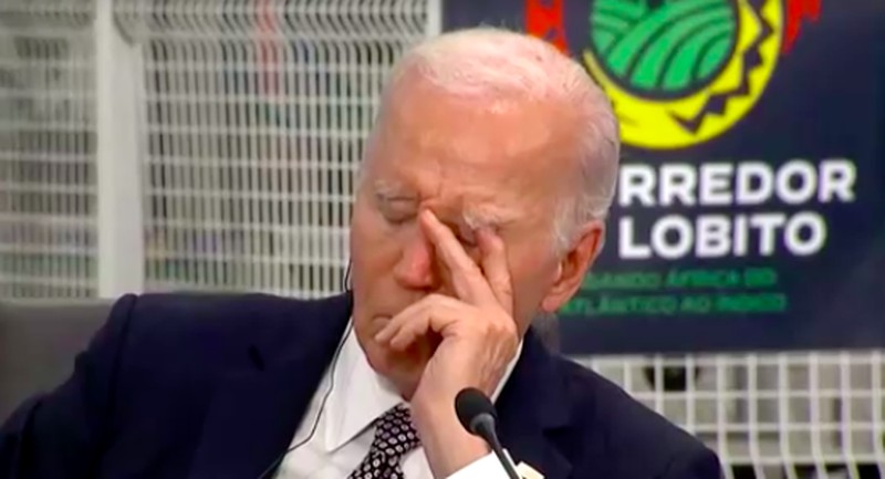 Presiden Amerika Serikat (AS), Joe Biden tampaknya sedang mengistirahatkan matanya saat pertemuan di Angola. (REUTERS) Presiden Amerika Serikat (AS), Joe Biden tampaknya sedang mengistirahatkan matanya saat pertemuan di Angola. (REUTERS)