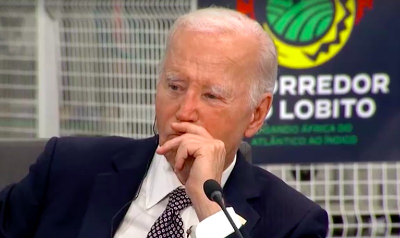 Presiden Amerika Serikat (AS), Joe Biden tampaknya sedang mengistirahatkan matanya saat pertemuan di Angola. (REUTERS)