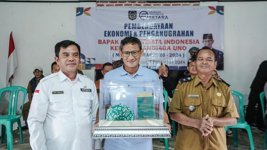Sandiaga Uno menerima apresiasi sebagai Bapak Desa Wisata Indonesia oleh Dewan Pimpinan Pusat (DPP) Asosiasi Pemerintah Desa Seluruh Indonesia (APDESI) dalam acara pemberdayaan ekonomi oleh Yayasan Indonesia Setara (YIS) di Desa Padasuka, Cibinong, Cianjur Jawa Barat, Selasa (3/12/2024). (Dok. Yayasan Indonesia Setara)
