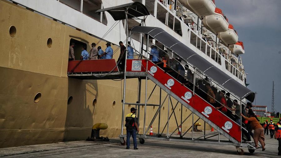 Sejumlah penumpang menaiki kapal laut di Terminal Nusantara Pura Pelabuhan Tanjung Priok, Jakarta Utara, Kamis (20/5/2021). (Dok. Detikcom/Pradita Utama/File Foto)