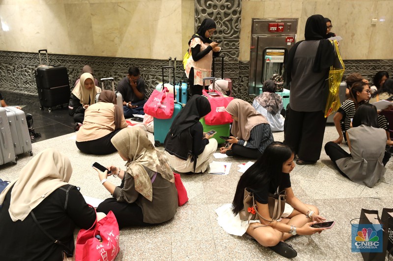 Sejumlah warga membawa koper di acara Jakarta X Beauty 2024 di Jakarta Convention Center (JCC), Senayan, Jakarta, Kamis (5/12/2024). (CNBC Indonesia/Tri Susilo)