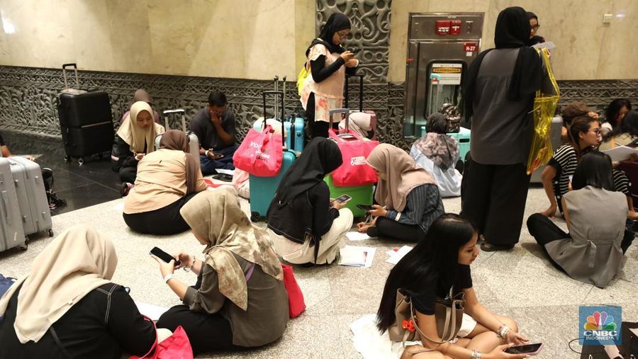 Sejumlah warga membawa koper di acara Jakarta X Beauty 2024 di Jakarta Convention Center (JCC), Senayan, Jakarta, Kamis (5/12/2024). (CNBC Indonesia/Tri Susilo)