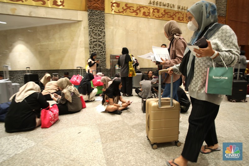 Sejumlah warga membawa koper di acara Jakarta X Beauty 2024 di Jakarta Convention Center (JCC), Senayan, Jakarta, Kamis (5/12/2024). (CNBC Indonesia/Tri Susilo)