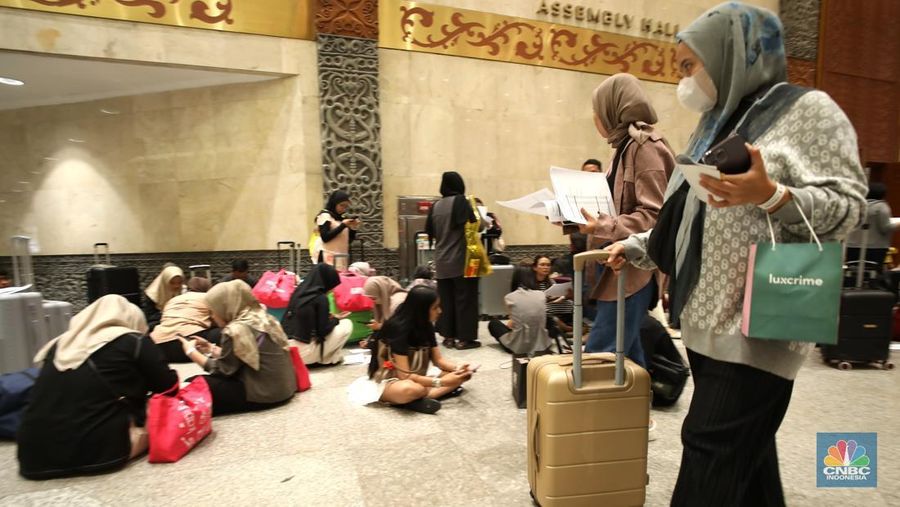 Sejumlah warga membawa koper di acara Jakarta X Beauty 2024 di Jakarta Convention Center (JCC), Senayan, Jakarta, Kamis (5/12/2024). (CNBC Indonesia/Tri Susilo)