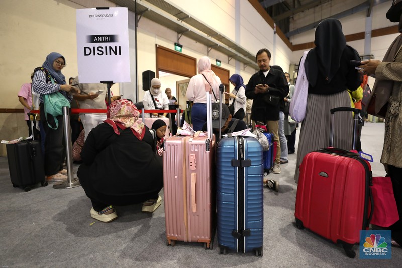 Sejumlah warga membawa koper di acara Jakarta X Beauty 2024 di Jakarta Convention Center (JCC), Senayan, Jakarta, Kamis (5/12/2024). (CNBC Indonesia/Tri Susilo)