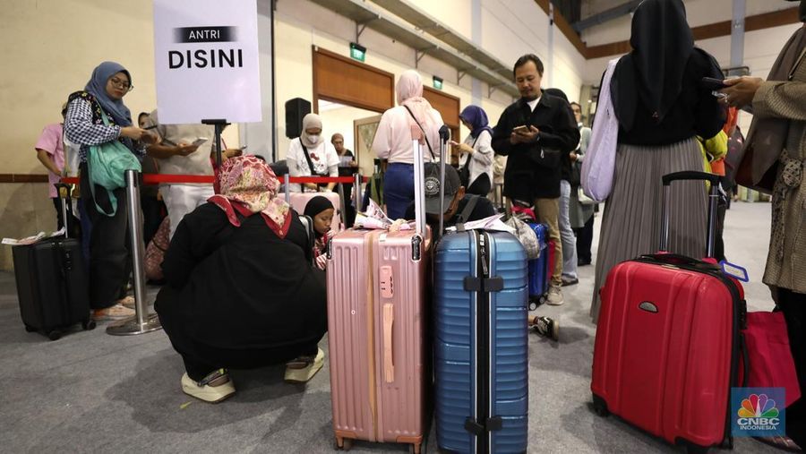 Sejumlah warga membawa koper di acara Jakarta X Beauty 2024 di Jakarta Convention Center (JCC), Senayan, Jakarta, Kamis (5/12/2024). (CNBC Indonesia/Tri Susilo)