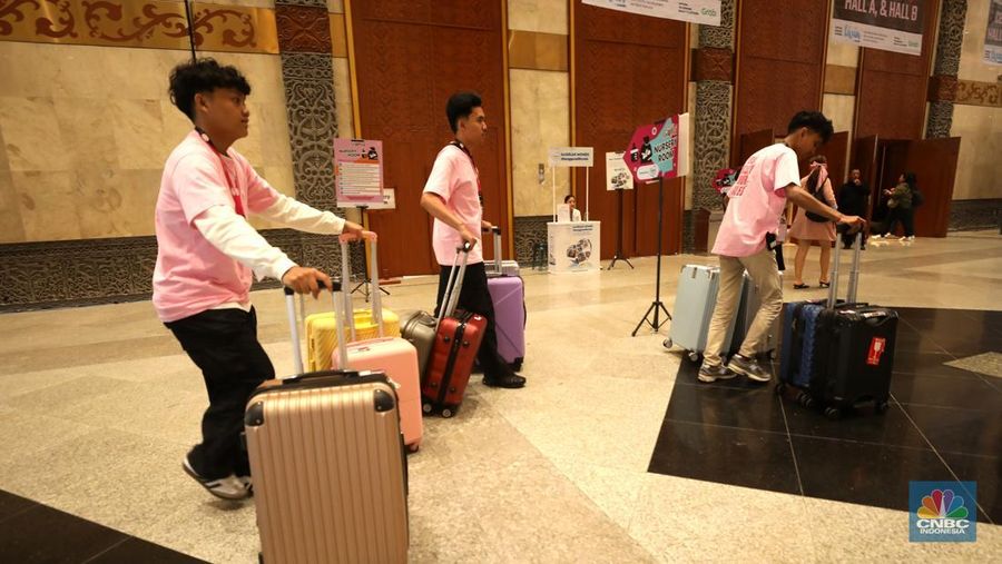 Sejumlah warga membawa koper di acara Jakarta X Beauty 2024 di Jakarta Convention Center (JCC), Senayan, Jakarta, Kamis (5/12/2024). (CNBC Indonesia/Tri Susilo)