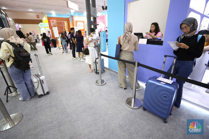 Sejumlah warga membawa koper di acara Jakarta X Beauty 2024 di Jakarta Convention Center (JCC), Senayan, Jakarta, Kamis (5/12/2024). (CNBC Indonesia/Tri Susilo) Sejumlah warga membawa koper di acara Jakarta X Beauty 2024 di Jakarta Convention Center (JCC), Senayan, Jakarta, Kamis (5/12/2024). (CNBC Indonesia/Tri Susilo)