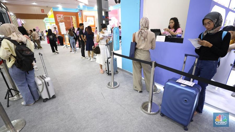 Sejumlah warga membawa koper di acara Jakarta X Beauty 2024 di Jakarta Convention Center (JCC), Senayan, Jakarta, Kamis (5/12/2024). (CNBC Indonesia/Tri Susilo)